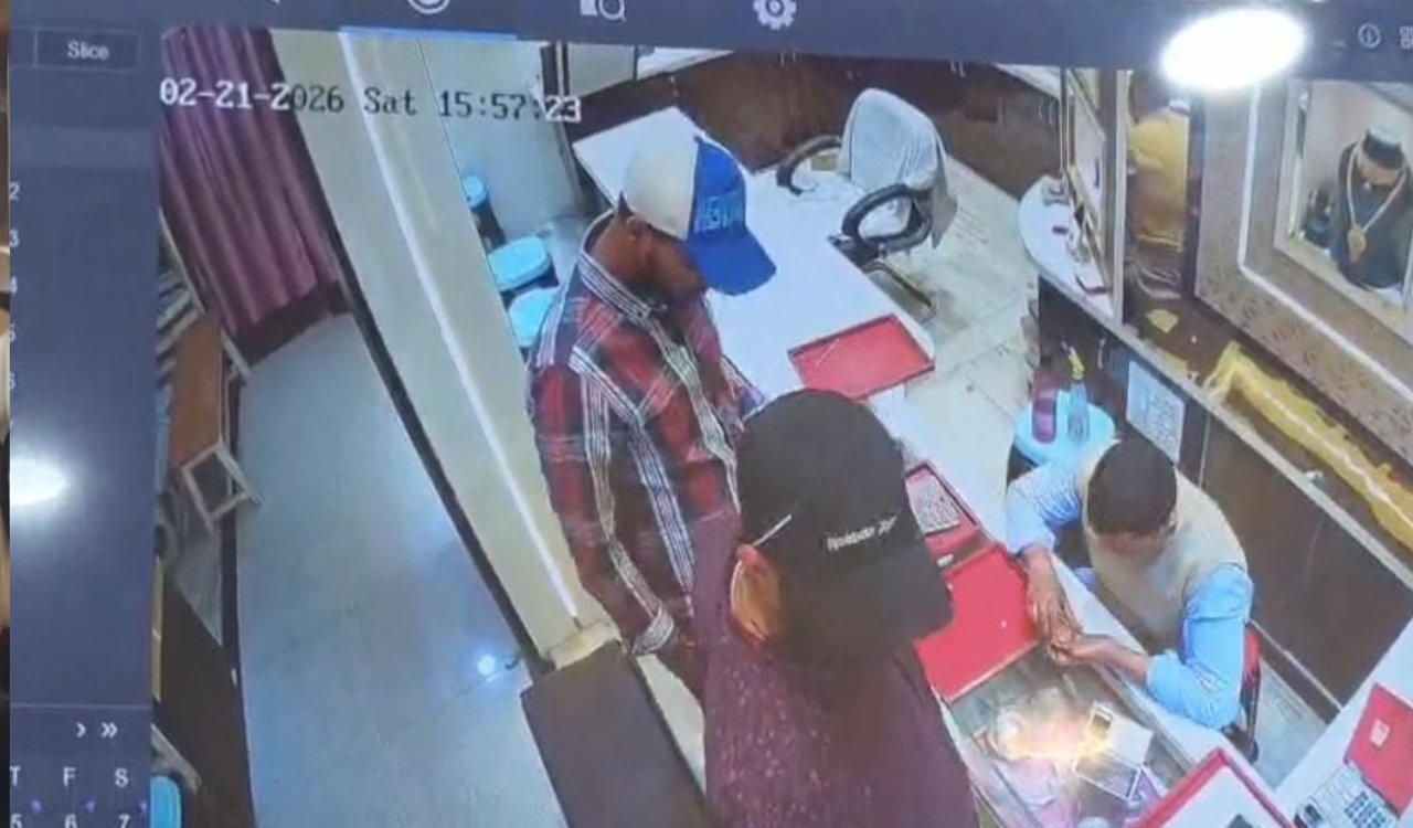 गढ़वा पुरानी बाजार में दिनदहाड़े 30 लाख की बड़ी चोरी, जेवर से भरा बैग लेकर भागे , सीसीटीवी में कैद 6 20260221 200806