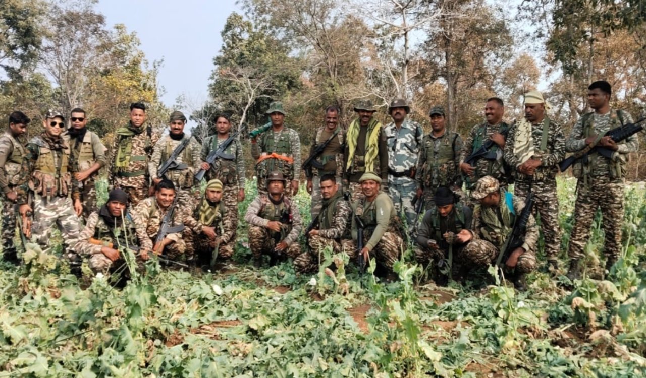 पलामू पुलिस की बड़ी कार्रवाई: मनातू और उंटारी में 8 एकड़ अवैध अफीम/पोस्ता की खेती नेस्तनाबूद 4 20260221 203110