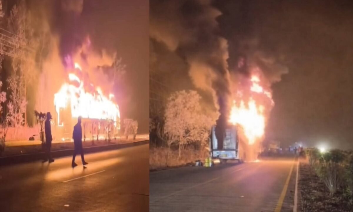 बहरागोड़ा में धूं-धूं कर जली स्लीपर बस: चालक की सूझबूझ से बची 32 यात्रियों की जान 46 20260222 124850