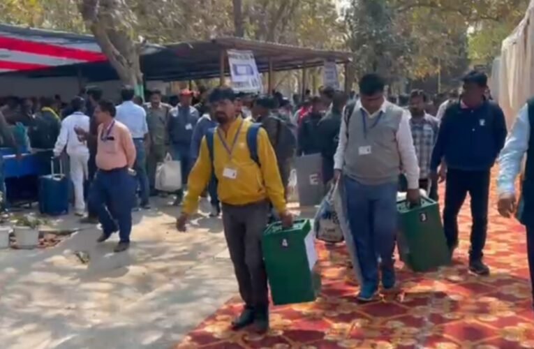 लातेहार नगर निकाय चुनाव: जिला प्रशासन ने कसी कमर, मतदान कर्मी बूथों की ओर रवाना, शांतिपूर्ण मतदान की पूरी तैयारी 20 20260222 200008