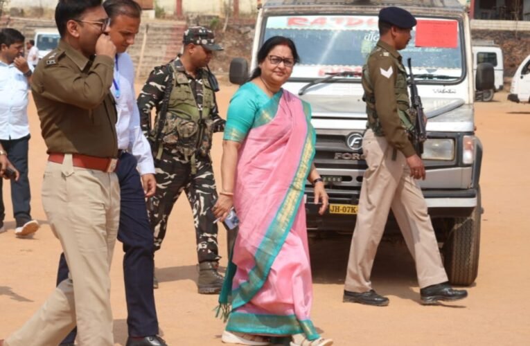 सिमडेगा नगर परिषद चुनाव: लोकतंत्र का महापर्व कल, पोलिंग पार्टियां रवाना, सभी तैयारियां पूरी – मतदान सुबह 7 से शाम 5 बजे तक 19 20260222 200615