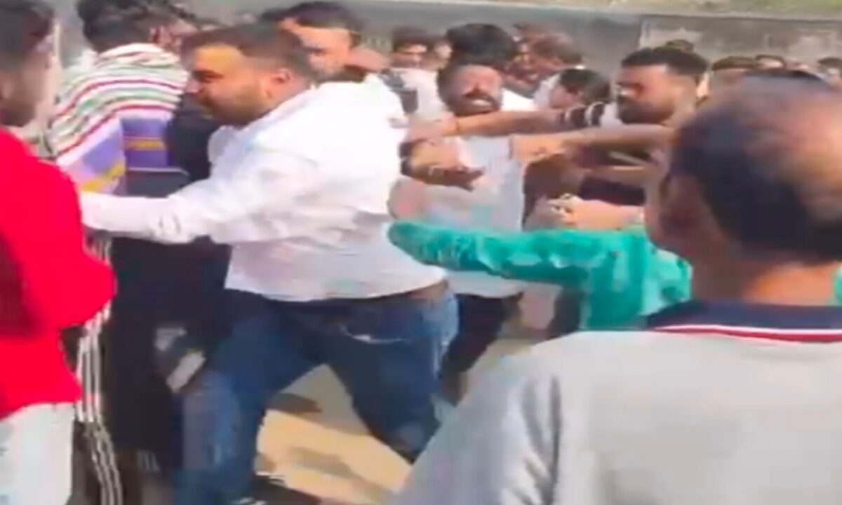 धनबाद नगर निगम चुनाव: वार्ड 22 में मतदान प्रभावित करने का आरोप , पुलिस ने संभाला मोर्चा ...देखे वीडियो 48 20260223 133838