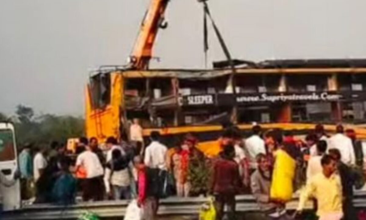 पूर्वांचल एक्सप्रेसवे पर भीषण हादसा: लखनऊ के गोसाईगंज में तेज रफ्तार बस पलटी, 7 लोगों की मौत, बढ़ सकता है मौत का आंकड़ा 46 20260223 181113
