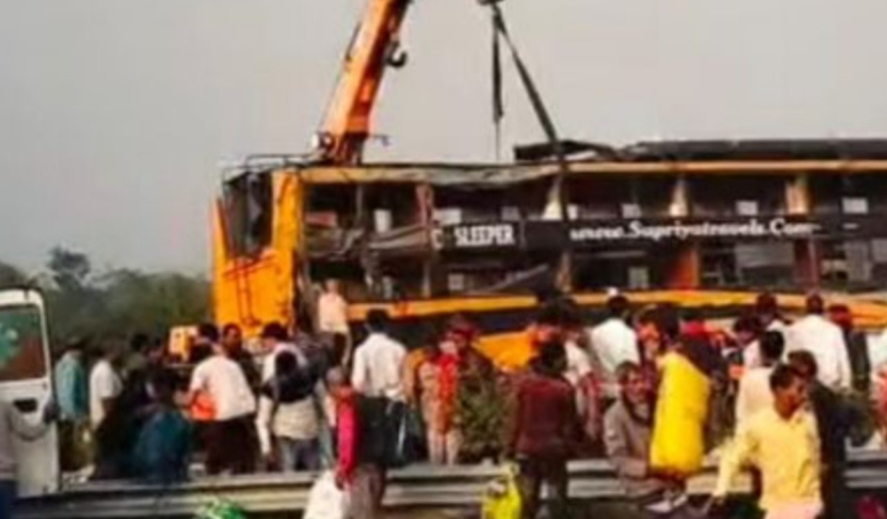 पूर्वांचल एक्सप्रेसवे पर भीषण हादसा: लखनऊ के गोसाईगंज में तेज रफ्तार बस पलटी, 7 लोगों की मौत, बढ़ सकता है मौत का आंकड़ा 2 20260223 181113