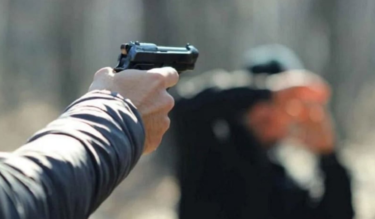 दुमका में संथाल परगना मोटर मजदूर संघ अध्यक्ष अरुण सिंह पर गोलीबारी, हालत गंभीर – दुर्गापुर रेफर 1 20260224 094751