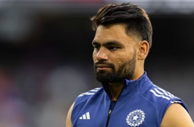 शॉकिंग! टीम इंडिया का स्टार 'फिनिशर' T20 WC छोड़ अचानक लौटा घर, जिम्बाब्वे मैच से पहले बड़ा झटका 63 20260224 214041