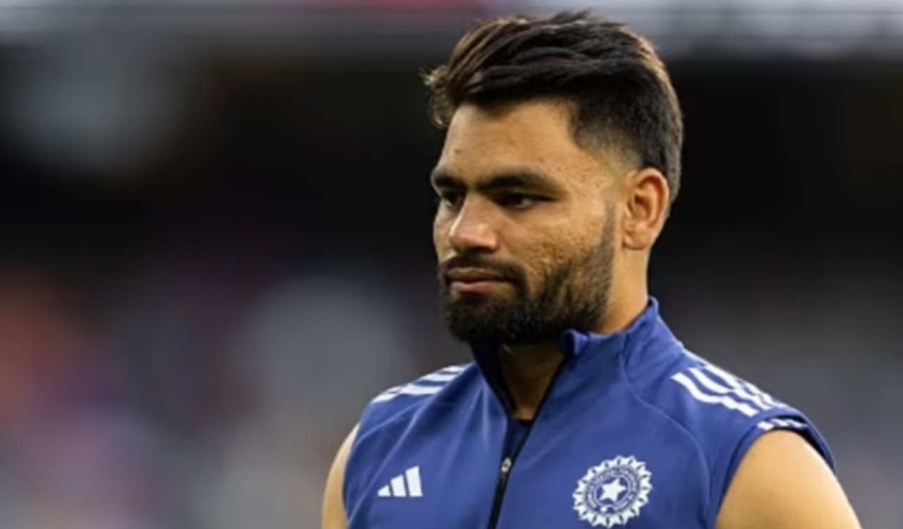 शॉकिंग! टीम इंडिया का स्टार 'फिनिशर' T20 WC छोड़ अचानक लौटा घर, जिम्बाब्वे मैच से पहले बड़ा झटका 1 20260224 214041