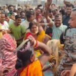 बच्चा चोरी की अफवाह में तीन महिलाओं पर भीड़ का कहर, पुलिस ने जान जोखिम में डालकर बचाया! देखे वीडियो 20260225_161025