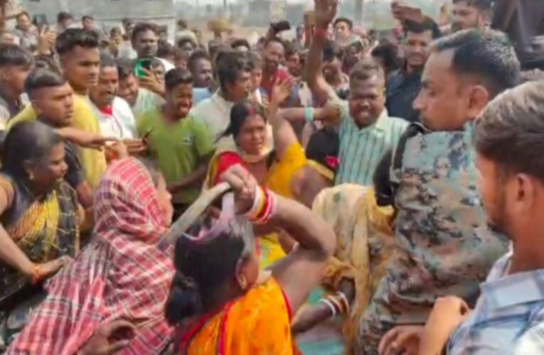 बच्चा चोरी की अफवाह में तीन महिलाओं पर भीड़ का कहर, पुलिस ने जान जोखिम में डालकर बचाया! देखे वीडियो 48 20260225 161025