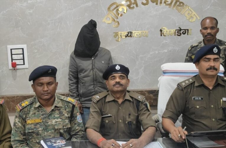 सिमडेगा में पुलिस की बड़ी कार्रवाई: बोलबा में एक एकड़ अवैध अफीम की खेती नष्ट, एक आरोपी गिरफ्तार 17 20260225 213206