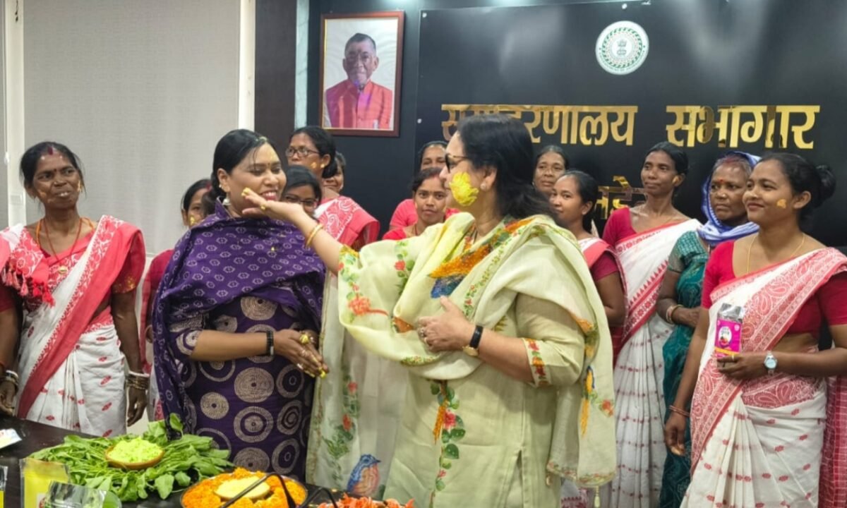 स्वयं सहायता समूह की दीदियों ने प्राकृतिक रंगों से दी सुरक्षित होली की सौगात, डीसी कंचन सिंह ने किया लोकार्पण 12 20260225 222130