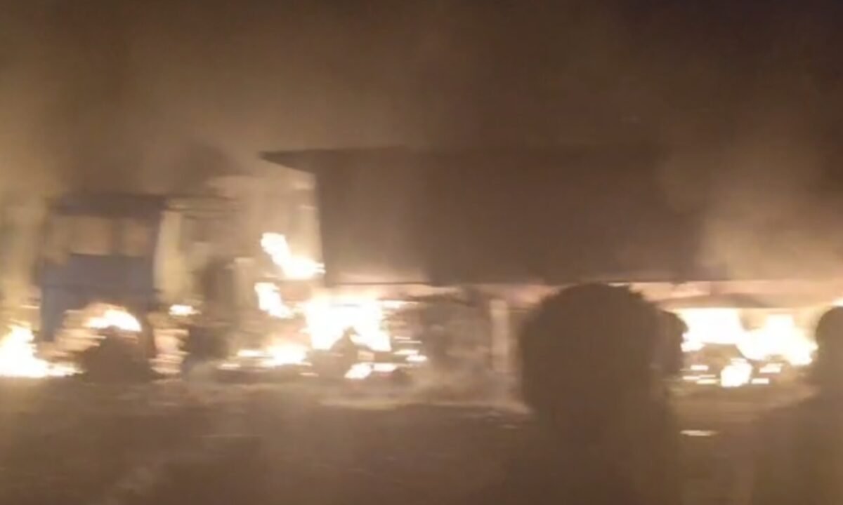 दुमका में भीषण सड़क हादसा: लाइटर गैस से लदे ट्रक में ट्रेलर की टक्कर, खलासी जिंदा जला, दो झुलसे, चार वाहन राख 11 20260226 062233