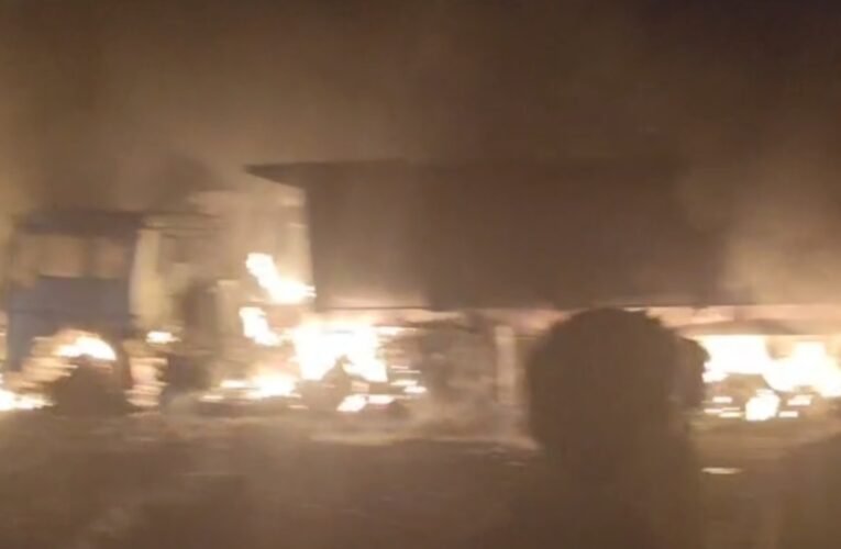 दुमका में भीषण सड़क हादसा: लाइटर गैस से लदे ट्रक में ट्रेलर की टक्कर, खलासी जिंदा जला, दो झुलसे, चार वाहन राख 14 20260226 062233