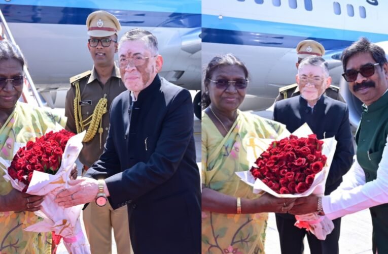 राष्ट्रपति द्रौपदी मुर्मू झारखंड दौरे पर पहुंचीं, रांची एयरपोर्ट पर राज्यपाल संतोष कुमार गंगवार और मुख्यमंत्री हेमंत सोरेन ने किया भव्य स्वागत 25 20260226 123258