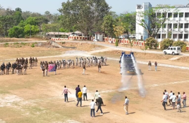 सिमडेगा पुलिस ने होली और मतगणना के लिए की मॉक ड्रिल: उपद्रवियों से निपटने की पूरी तैयारी 24 20260226 132228