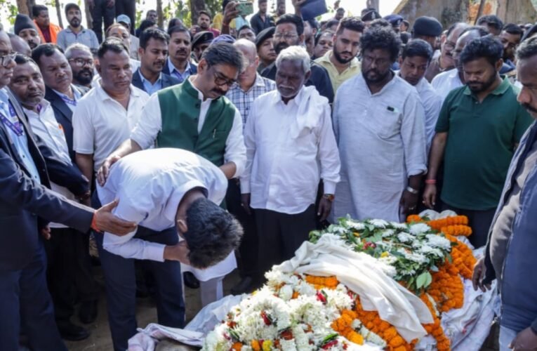 मुख्यमंत्री हेमन्त सोरेन ने पूर्व मुख्यमंत्री चंपई सोरेन के पोते वीर सोरेन को श्रद्धांजलि दी 21 20260226 170535