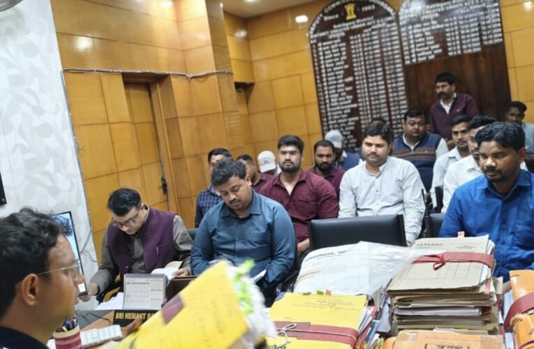 साहिबगंज: आपूर्ति और सहकारिता विभाग की समीक्षा बैठक में उपायुक्त ने दिए सख्त निर्देश, लक्ष्य समय पर पूरे करने का जोर 18 20260226 205719