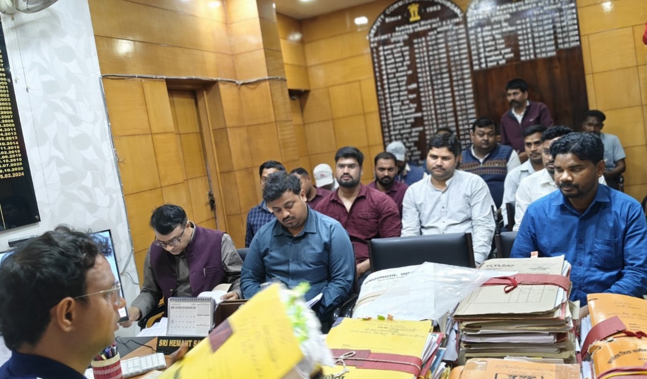 साहिबगंज: आपूर्ति और सहकारिता विभाग की समीक्षा बैठक में उपायुक्त ने दिए सख्त निर्देश, लक्ष्य समय पर पूरे करने का जोर 5 20260226 205719