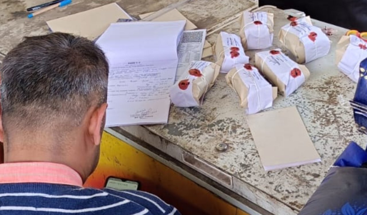 सिमडेगा में खाद्य सुरक्षा विभाग की सख्त कार्रवाई! बंसल होलसेल समेत कई दुकानों पर छापा, खाद्य तेल, सूजी और घी के सैंपल लिए गए 2 20260226 211343