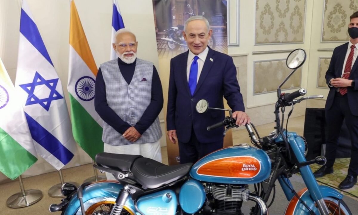 प्रधानमंत्री नरेंद्र मोदी और इज़राइली पीएम नेतन्याहू ने Royal Enfield बाइक के साथ दिया पोज़, वायरल हो रही है तस्वीर! 14 20260226 215412