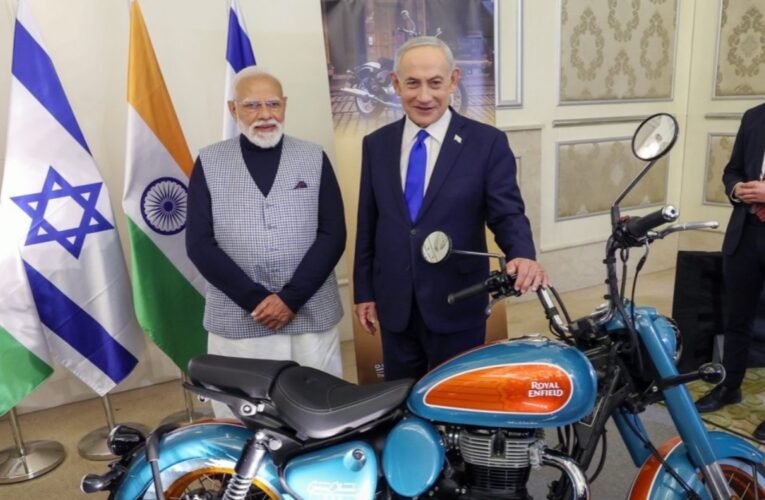 प्रधानमंत्री नरेंद्र मोदी और इज़राइली पीएम नेतन्याहू ने Royal Enfield बाइक के साथ दिया पोज़, वायरल हो रही है तस्वीर!