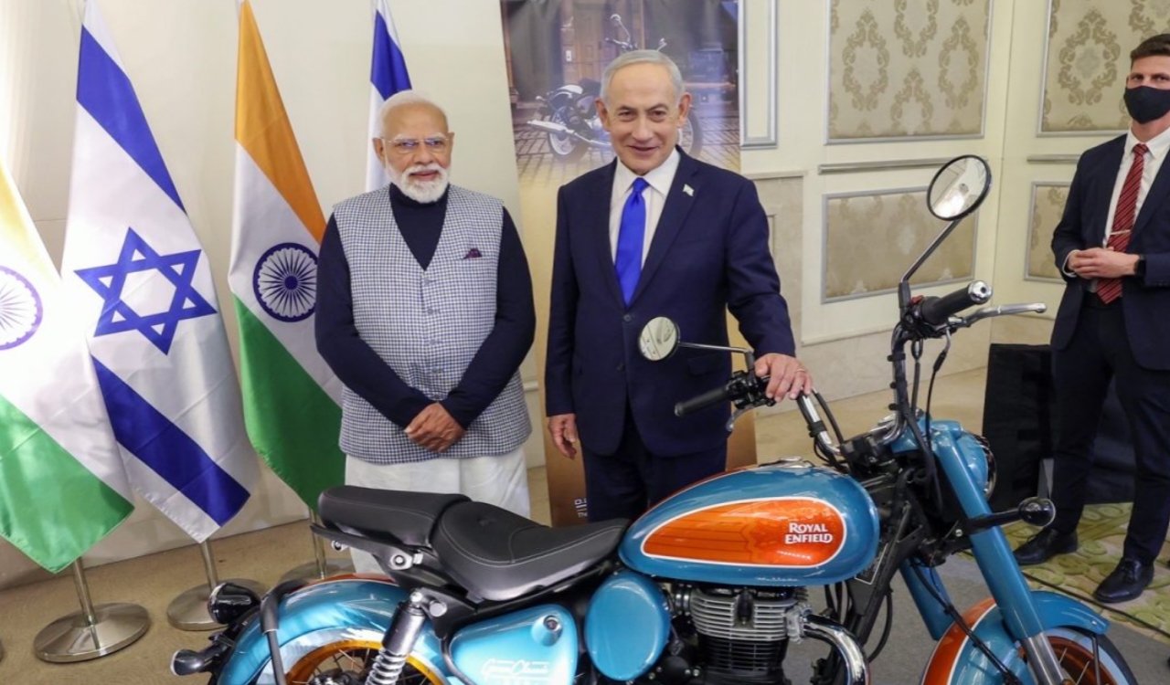 प्रधानमंत्री नरेंद्र मोदी और इज़राइली पीएम नेतन्याहू ने Royal Enfield बाइक के साथ दिया पोज़, वायरल हो रही है तस्वीर! 1 20260226 215412