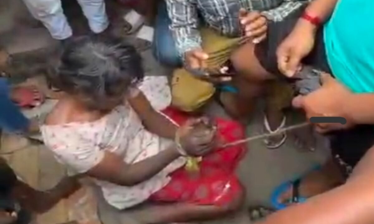 सरायकेला: बच्चा चोरी की अफवाह ने ली हिंसक शक्ल, मानसिक रूप से विक्षिप्त महिला को भीड़ ने खंभे से बांधकर पीटा 12 20260226 222330