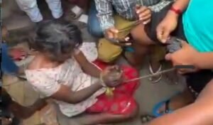 सरायकेला: बच्चा चोरी की अफवाह ने ली हिंसक शक्ल, मानसिक रूप से विक्षिप्त महिला को भीड़ ने खंभे से बांधकर पीटा 12 20260226 222330