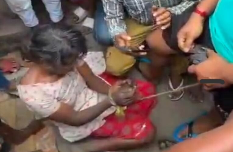 सरायकेला: बच्चा चोरी की अफवाह ने ली हिंसक शक्ल, मानसिक रूप से विक्षिप्त महिला को भीड़ ने खंभे से बांधकर पीटा 15 20260226 222330