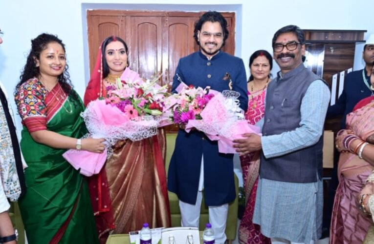 मुख्यमंत्री हेमंत ने विधायक प्रदीप यादव के पुत्र डॉ. ऋत्विज के विवाह समारोह में लिया हिस्सा, नवदंपति को दिए शुभकामनाएं 26 20260227 165318