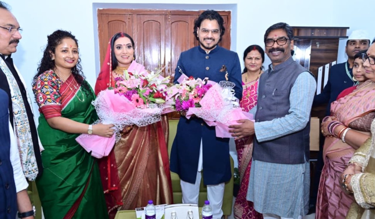 मुख्यमंत्री हेमंत ने विधायक प्रदीप यादव के पुत्र डॉ. ऋत्विज के विवाह समारोह में लिया हिस्सा, नवदंपति को दिए शुभकामनाएं 1 20260227 165318