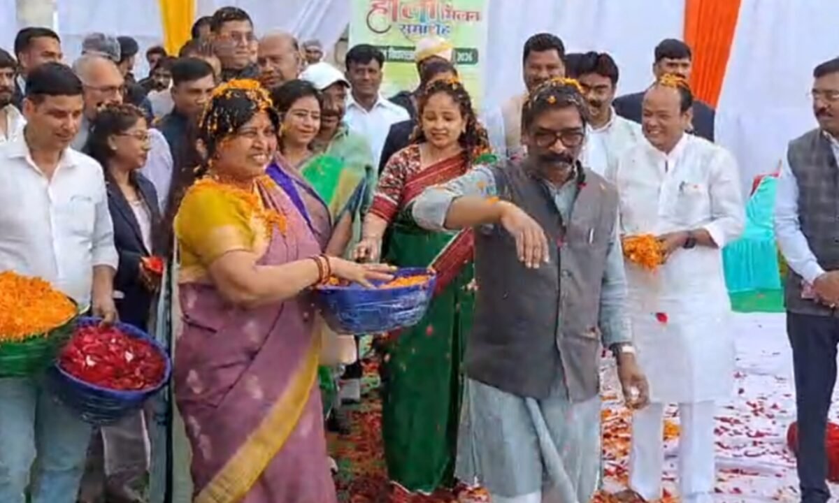 झारखंड विधानसभा में बजट सत्र के बीच रंगों की बहार: CM हेमंत सोरेन और स्पीकर रबींद्रनाथ महतो ने खेली फूलों की होली 43 20260227 201747