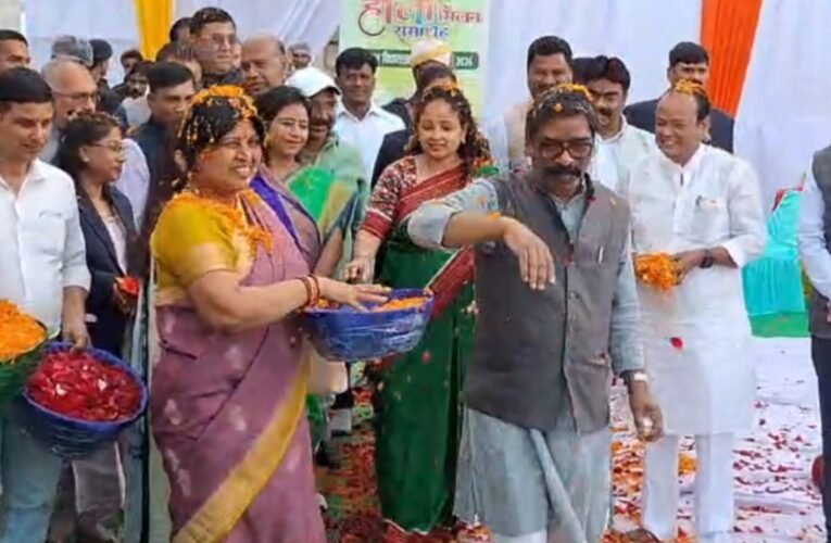 झारखंड विधानसभा में बजट सत्र के बीच रंगों की बहार: CM हेमंत सोरेन और स्पीकर रबींद्रनाथ महतो ने खेली फूलों की होली 23 20260227 201747