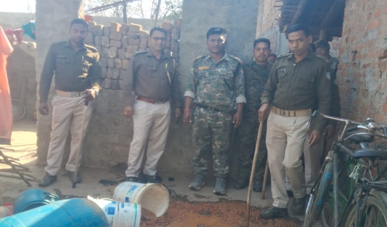 अवैध देसी शराब पर प्रशासन की बड़ी कार्रवाई: 550 किलो जावा महुआ मौके पर नष्ट 3 20260227 204408