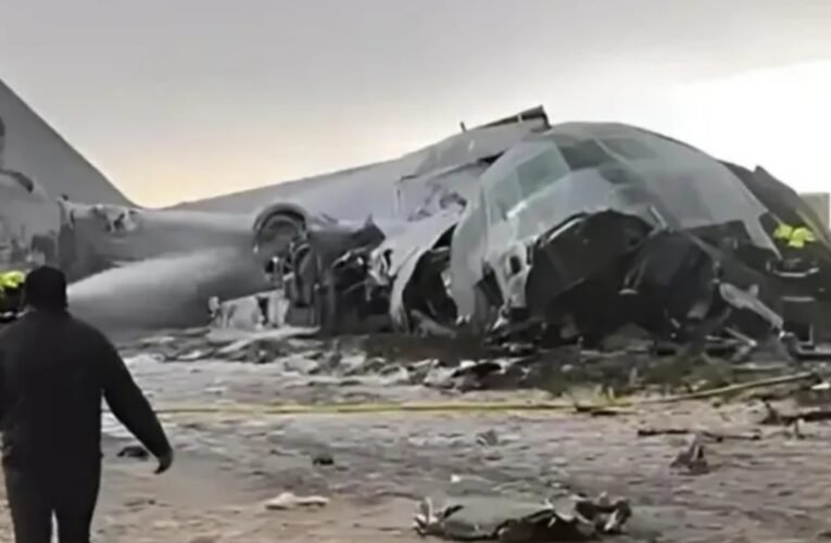 बोलिविया में हड़कंप मचा देने वाला हादसा: हर्क्यूलिस विमान क्रैश, करोड़ों के नोट बिखरे, 15 की मौत, 30 घायल