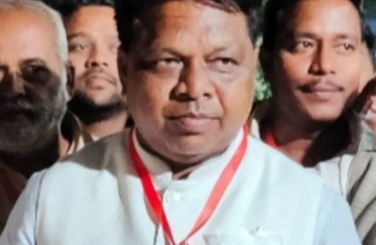 ओलिवर लकड़ा ने सिमडेगा नगर परिषद अध्यक्ष पद पर दर्ज की शानदार जीत: 172 मतों से निकटतम प्रतिद्वंद्वी को हराया 24 20260228 120316