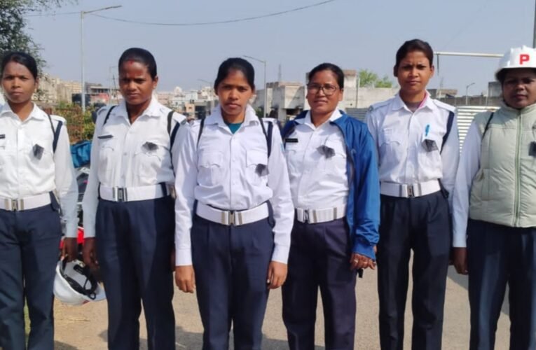 रांची में पुलिस और अधिवक्ताओं के बीच तनाव चरम पर: डोरंडा थाना प्रभारी दीपिका प्रसाद के साथ अभद्रता के विरोध में तीन दिनों तक काला बिल्ला लगाकर ड्यूटी करेंगे पुलिसकर्मी 22 20260228 123832