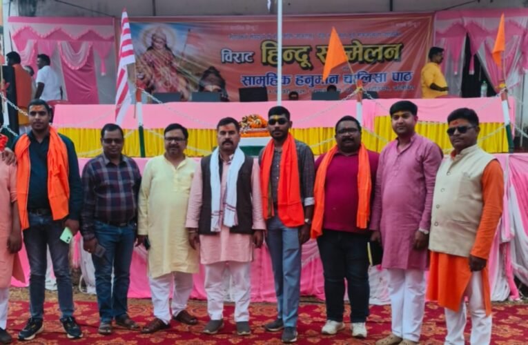 कोलेबिरा में विराट हिंदू सम्मेलन: सामूहिक हनुमान चालीसा पाठ से गूंजा स्टेडियम, दो परिवारों ने की 'घर वापसी' 21 20260228 144352