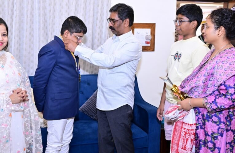 झारखंड के युवा शतरंज प्रतिभा अधिराज मित्रा ने मुख्यमंत्री हेमन्त सोरेन से की मुलाकात, राष्ट्रमंडल चैंपियनशिप में स्वर्ण पदक जीतने पर मिली बधाई 20 20260228 152731