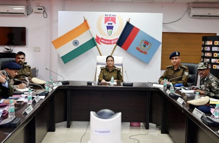 डीजीपी तदाशा मिश्रा ने अपराध एवं विधि-व्यवस्था की समीक्षा बैठक की अध्यक्षता की, फरार नक्सलियों-उग्रवादियों की गिरफ्तारी, कुर्की-जप्ती और आत्मसमर्पण नीति पर जोर 18 20260228 162603