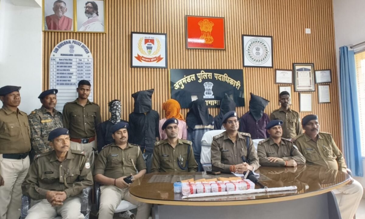 गोड्डा पुलिस की बड़ी सफलता: महागामा जेवर दुकान चोरी का खुलासा, 6 अपराधी गिरफ्तार, सोना-चांदी सहित सभी सामान बरामद 12 20260228 215320