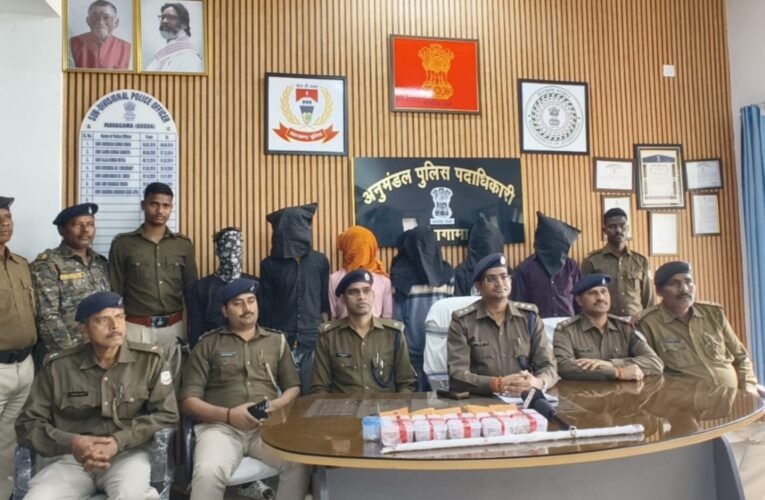गोड्डा पुलिस की बड़ी सफलता: महागामा जेवर दुकान चोरी का खुलासा, 6 अपराधी गिरफ्तार, सोना-चांदी सहित सभी सामान बरामद 14 20260228 215320