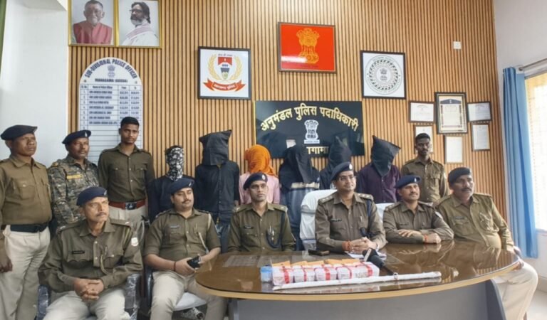 गोड्डा पुलिस की बड़ी सफलता: महागामा जेवर दुकान चोरी का खुलासा, 6 अपराधी गिरफ्तार, सोना-चांदी सहित सभी सामान बरामद