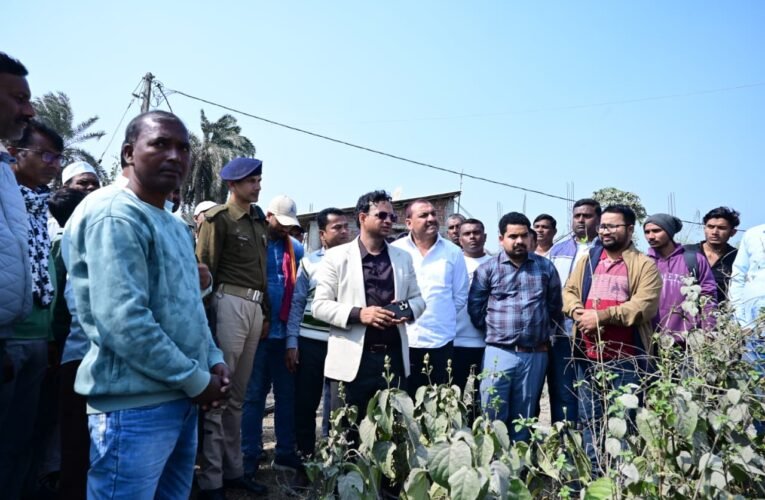 मिर्जाचौकी में जल जमाव की समस्या पर उपायुक्त हेमंत सती ने किया स्थल निरीक्षण, कहा – शीघ्र होगी ठोस कार्रवाई