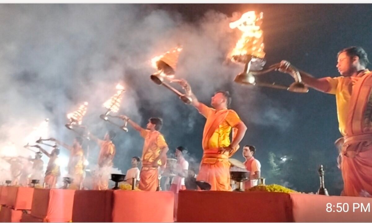 Jamshedpur Ganga Aarti : महाशिवरात्रि पर दोमोहानी संगम में उमड़ा आस्था का सैलाब, काशी की तर्ज पर हुई भव्य 'गंगा आरती' 12 Screenshot 20260215 212412