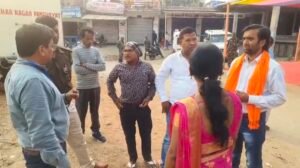 लातेहार नगर पंचायत चुनाव में बड़ा हंगामा: नाबालिग बच्ची ने बड़ी बहन का वोट डाला, प्रत्याशी और सेक्टर मजिस्ट्रेट में तीखी नोकझोंक 12 Screenshot 20260223 185432