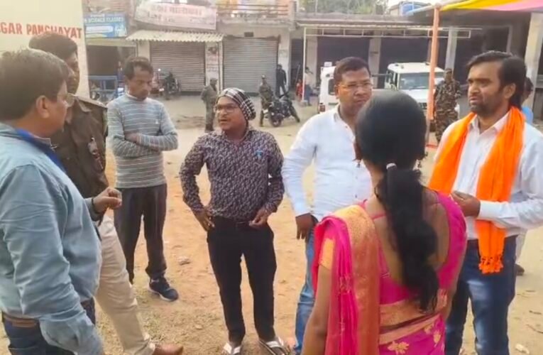 लातेहार नगर पंचायत चुनाव में बड़ा हंगामा: नाबालिग बच्ची ने बड़ी बहन का वोट डाला, प्रत्याशी और सेक्टर मजिस्ट्रेट में तीखी नोकझोंक