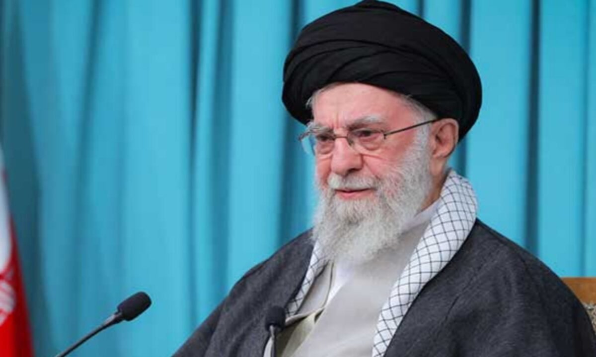 ईरान के सुप्रीम लीडर अयातुल्ला अली खामेनेई की मौत: अमेरिका-इजरायल हमलों में शहीद होने की सरकारी मीडिया से पुष्टि 44 20260301 080926