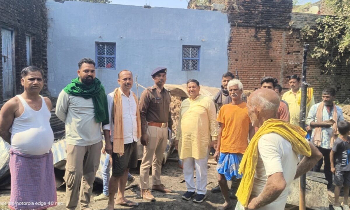 हाजीपुर फौजदारी गांव में रसोई गैस सिलेंडर फटने से भीषण आग: घर का सारा सामान जलकर राख, 4 लाख से अधिक का नुकसान 12 20260301 201929