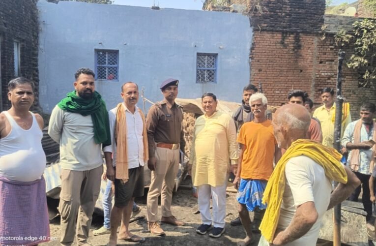 हाजीपुर फौजदारी गांव में रसोई गैस सिलेंडर फटने से भीषण आग: घर का सारा सामान जलकर राख, 4 लाख से अधिक का नुकसान 17 20260301 201929